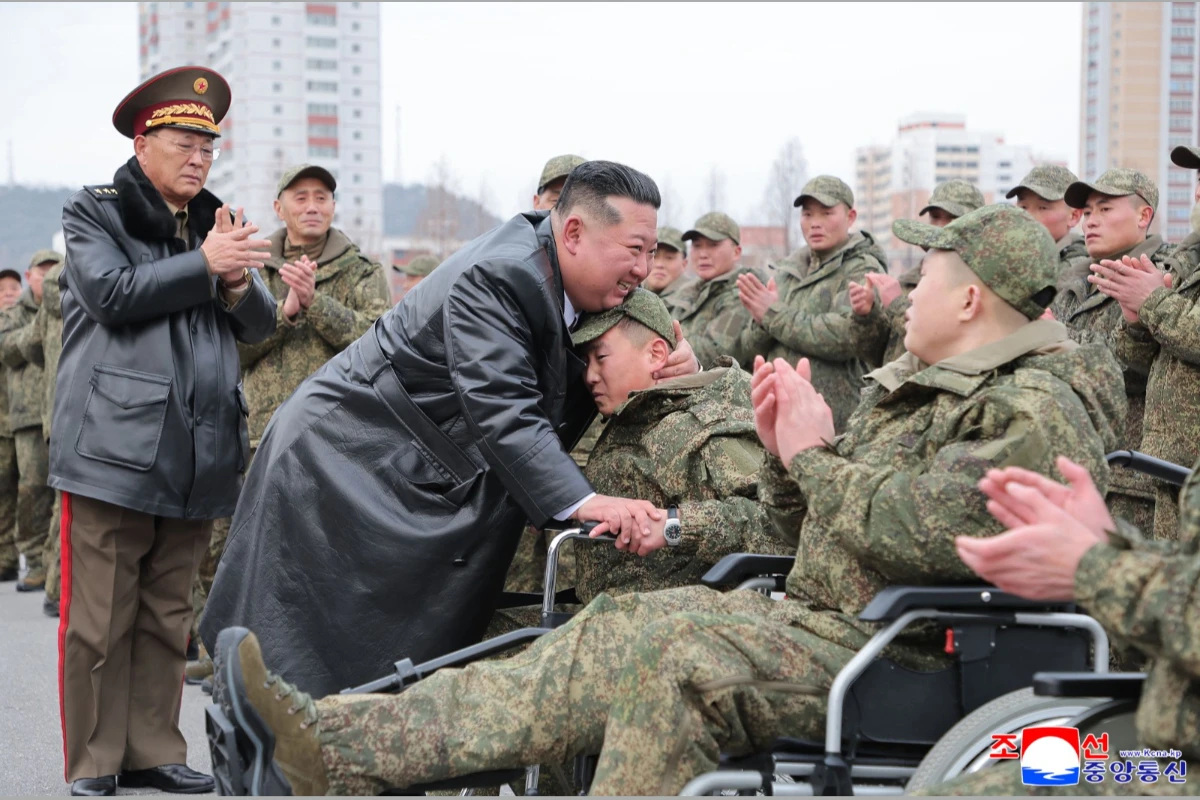 2025年12月12日，北韓領導人金正恩在平壤會見被派往俄羅斯庫斯克州的工兵團成員。（朝中社／法新社）