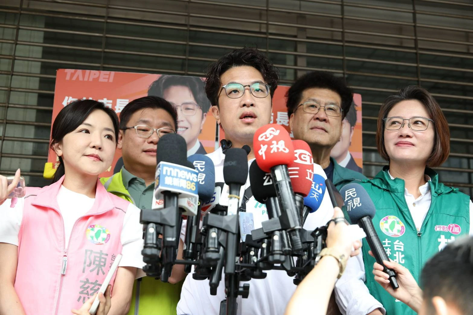 藍營諷掃街人潮是「蟑螂老鼠」　沈伯洋幽默回：真正老鼠在大巨蛋