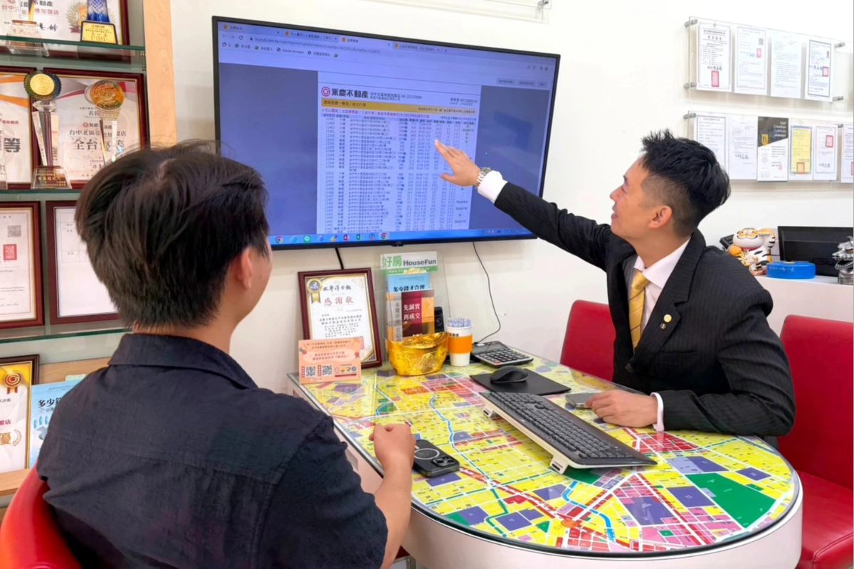 落實誠實承諾!林恒君店長(右)細心為客戶說明物件資訊,用將心比心的專業服務協助民眾避開購屋陷阱。(永慶房產集團提供)