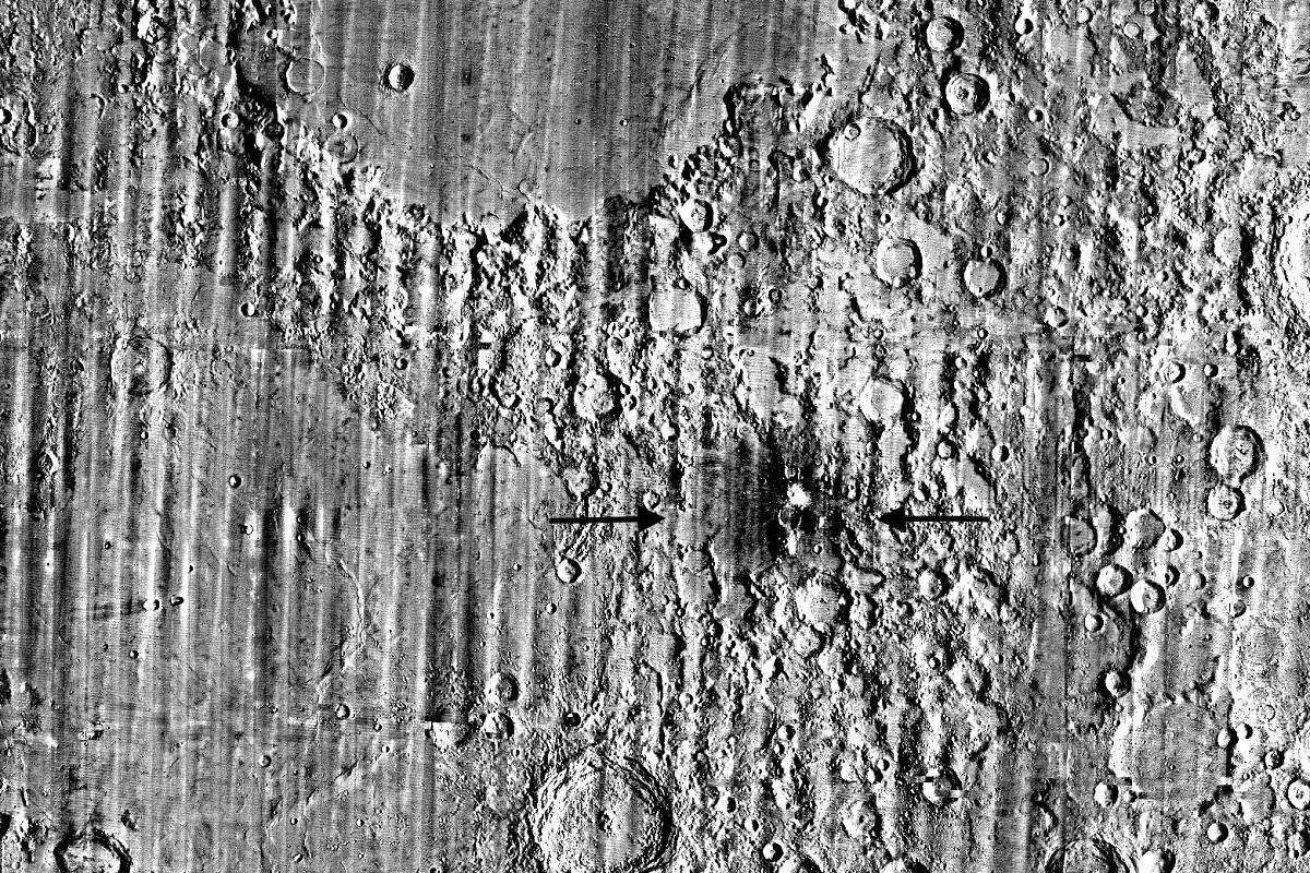 NASA16日公布月球表面新形成的撞击坑影像,可见被暗色光晕包围的白色斑点,即「麦克格钦」撞击坑。(法新社) NASA16日公布月球表面新形成的撞击坑影像,可见被暗色光晕包围的白色斑点,即「麦克格钦」撞击坑。(法新社)
