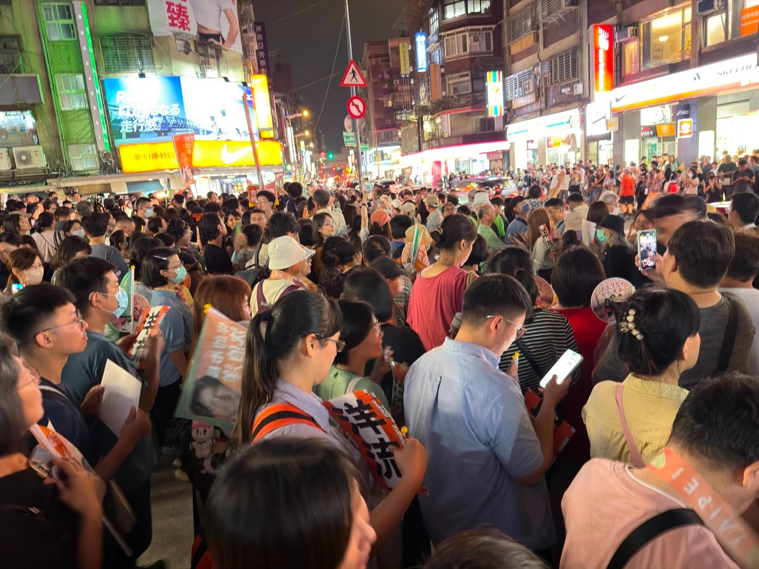 沈伯洋日前到北市公館掃街，人沒到，支持者就將現場擠得水洩不通。（陳安利攝）