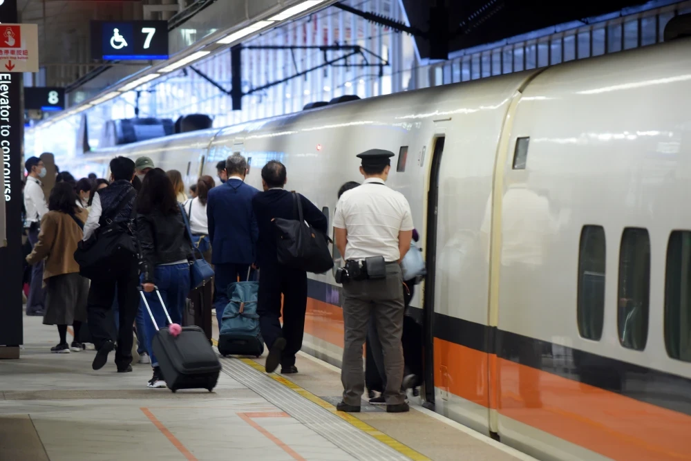 中秋返鄉潮來了!高鐵加開176班、台鐵增160列 國道高乘載管制上路