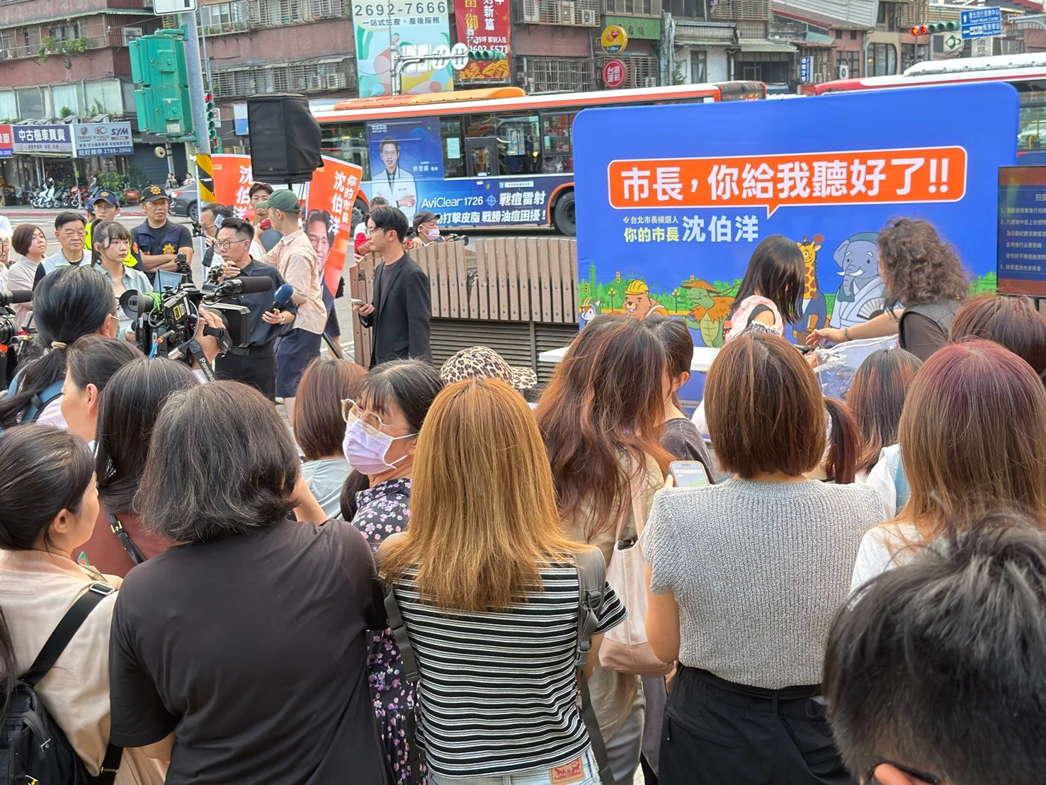 直播／沈伯洋「市長給我聽好」快閃　讓市民有機會站上台