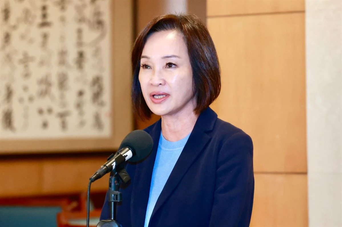 柯志恩遭控「告別式發名片」還拍照、拜票　網友發文道歉：對長輩交往關係不熟　　