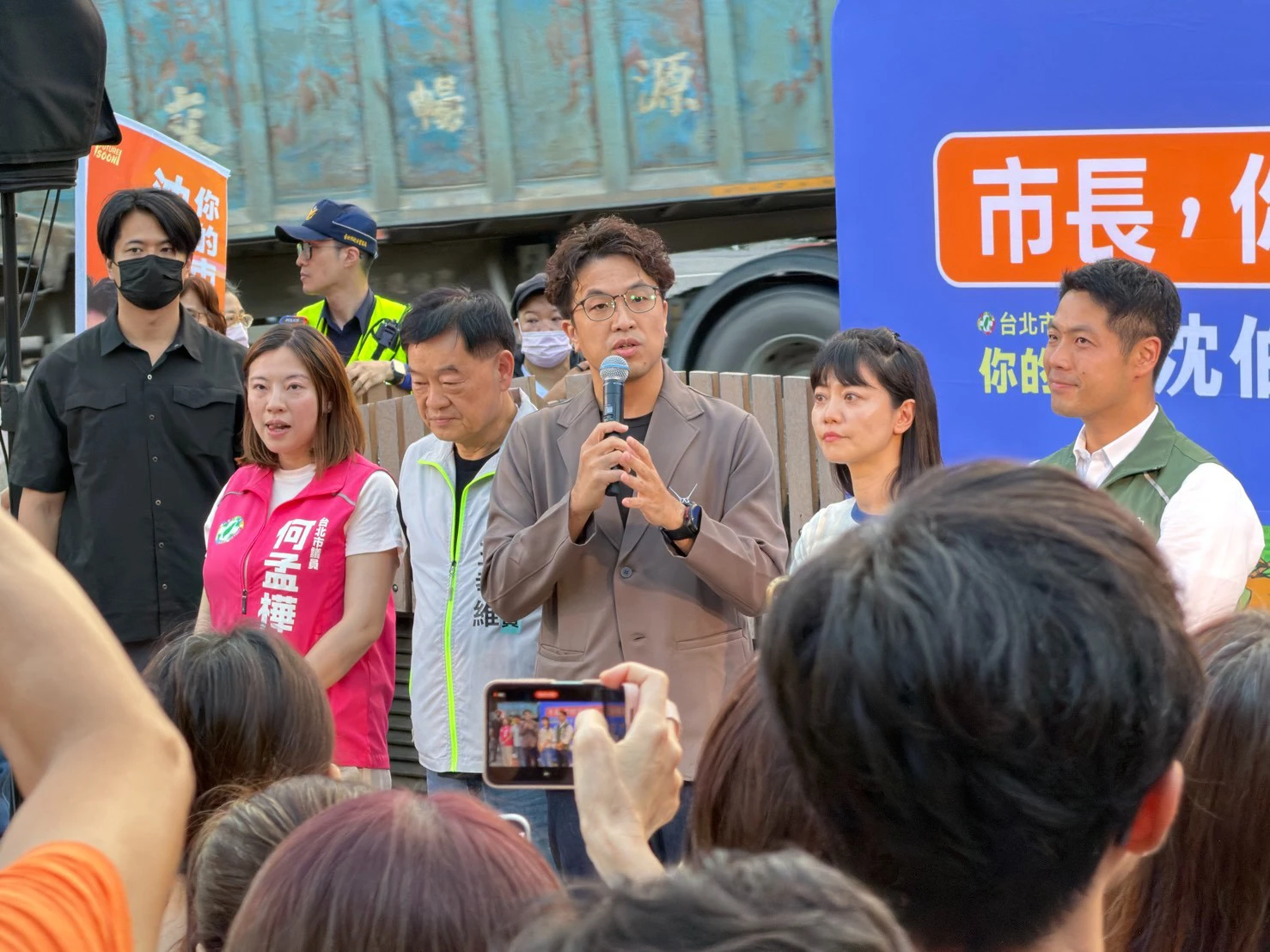 媽媽憂兒虐當面提問　沈伯洋提解方：社工工作分流、建立家長版1999