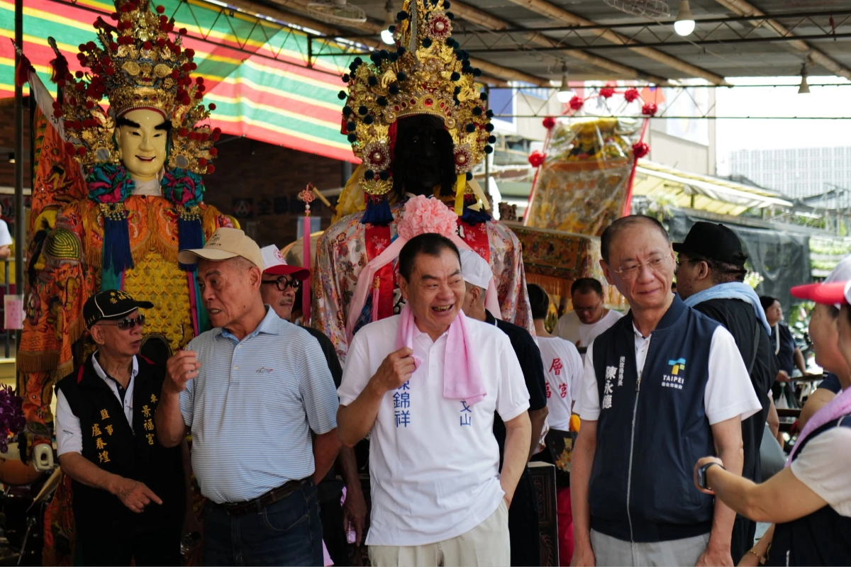 陳錦祥（中）