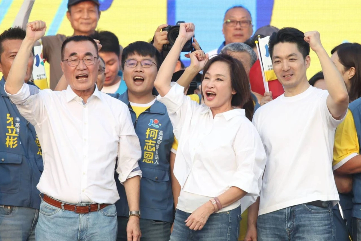 台北市長蔣萬安(右)、新北市長候選人李四川(左),今天都到高雄挺國民黨高雄市長候選人柯志恩(中)。(陳愷巨攝)