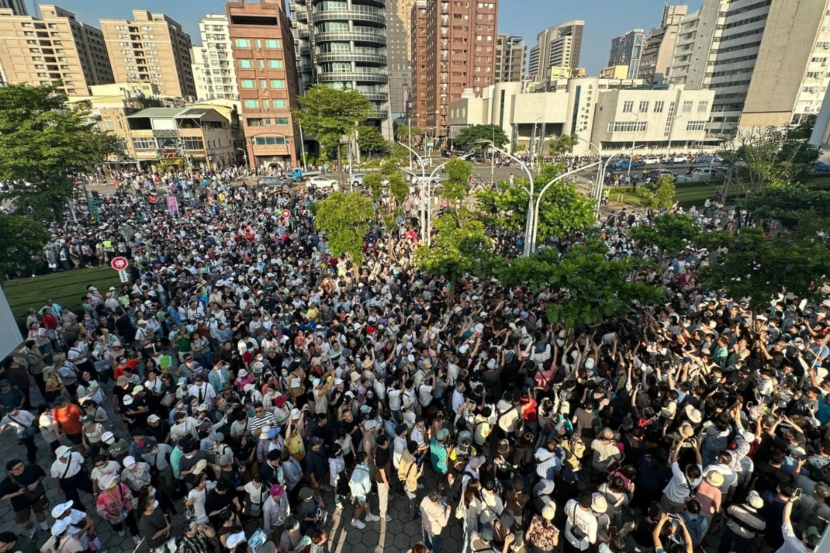 沈伯洋人氣爆棚,主辦單位初估現場湧入逾5千支持者。(胡宥心攝)
