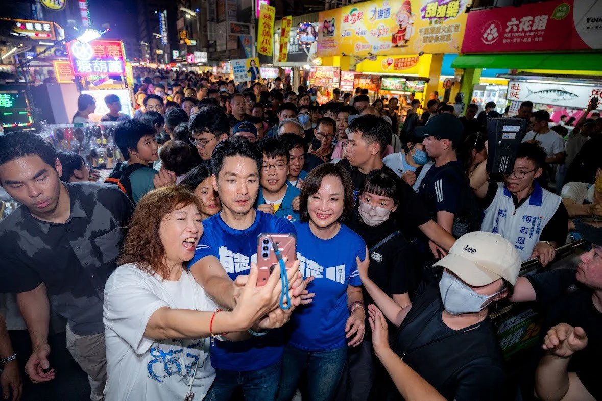 陪柯志恩掃夜市「350公尺走90分鐘」　蔣萬安高人氣不輸沈伯洋