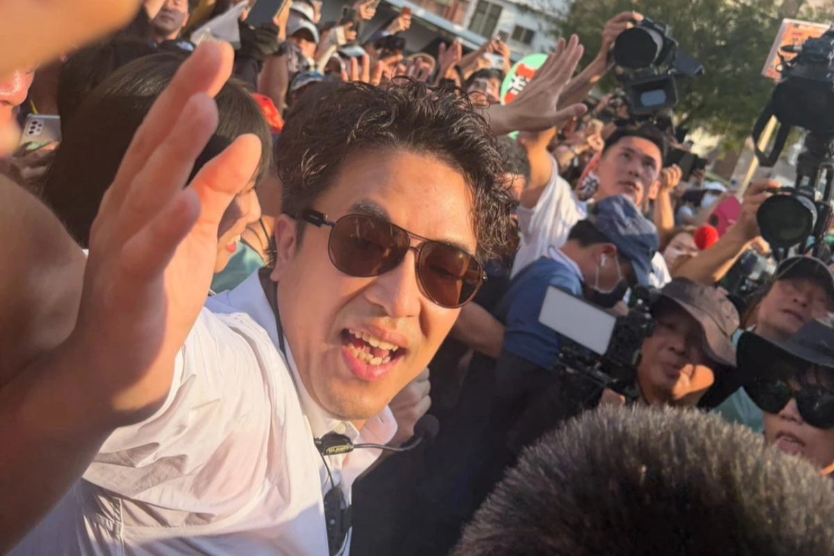 沈伯洋人氣超旺,人潮擠滿整條「英雄路」。(胡宥心攝)