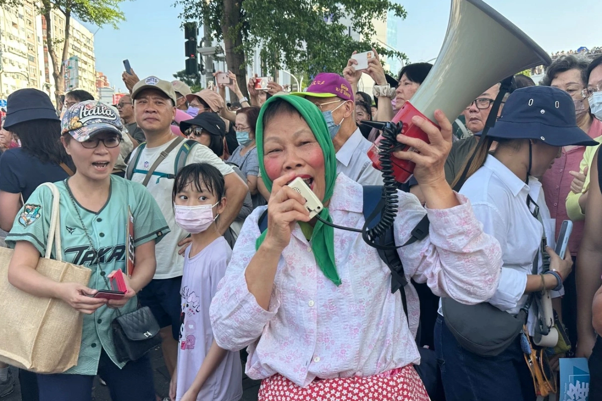 有熱情的支持者打扮成「開喜婆婆」,到場支持賴瑞隆及沈伯洋。(胡宥心攝)