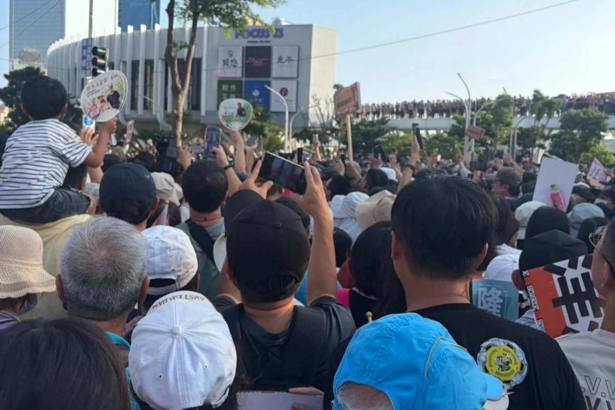 「洋流」南下人氣無法擋,許多民眾為了一堵沈伯洋及賴瑞隆風采都擠上「英雄路」。(胡宥心攝)