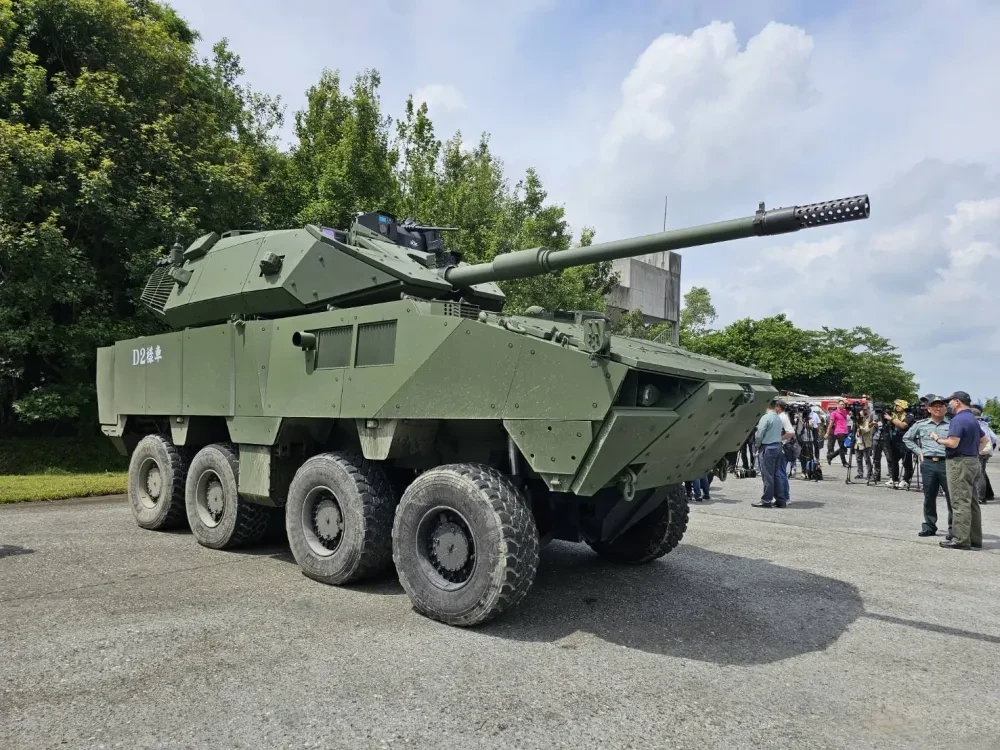 用於大口徑火砲與戰車砲彈的M30三基發射藥，也因各國管制根本買不到。圖為105公厘戰車。（朱明攝）