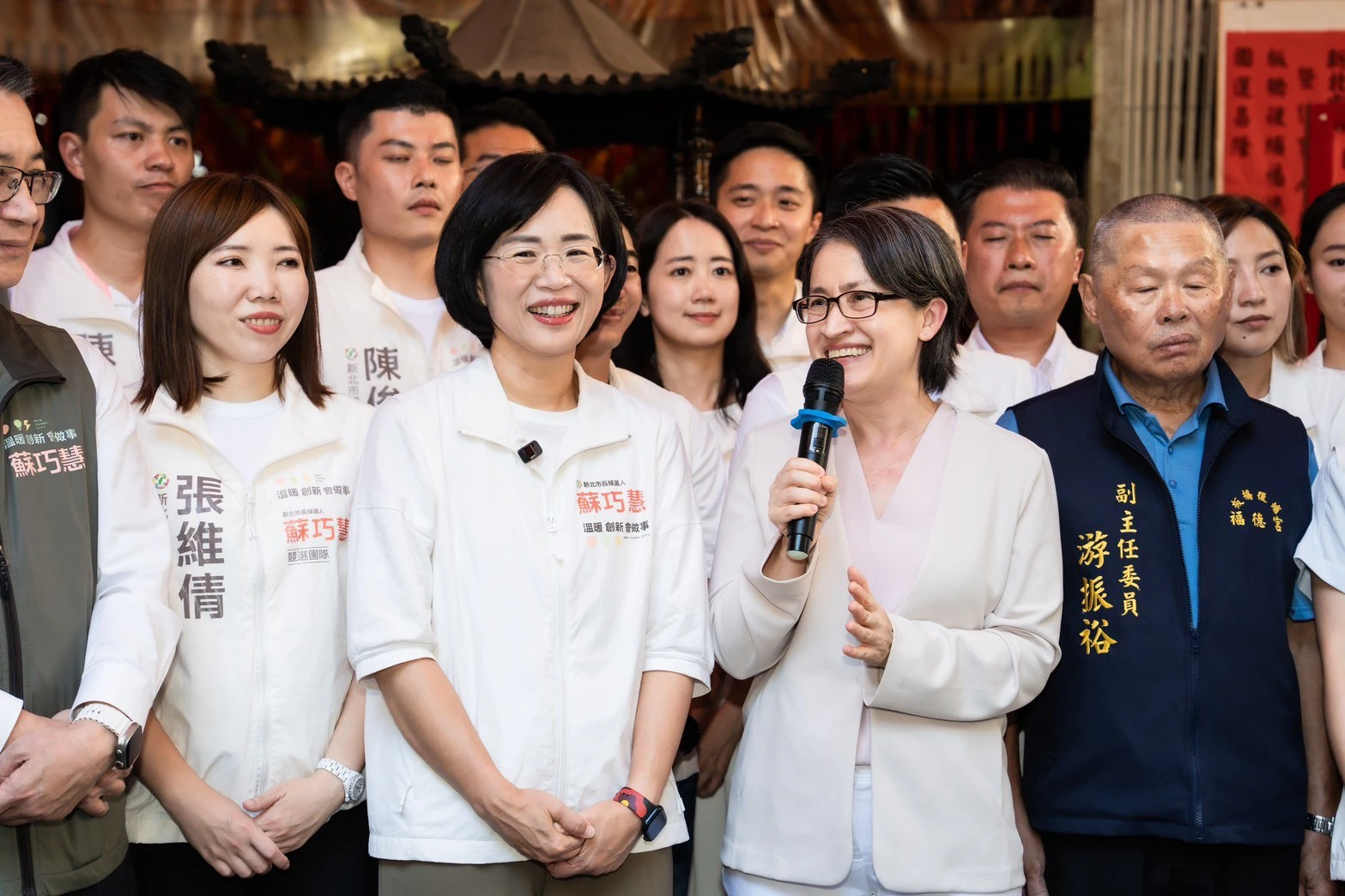 蕭美琴、蘇巧慧板橋合體拜廟　大讚蘇巧慧：最能開創新北未來的市長人選