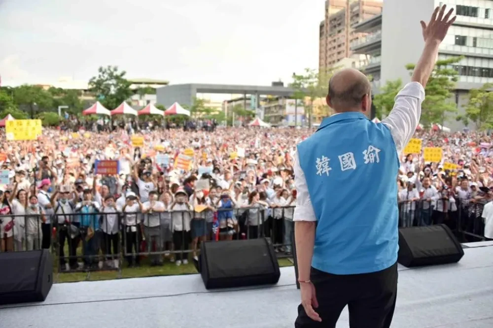沈伯洋如同當年韓國瑜參選高雄市長時，一路上揚氣勢。（取自韓國瑜臉書）