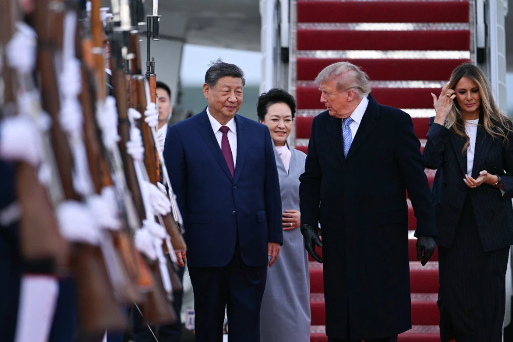 習近平此次訪美,川普親自前往安德魯斯空軍基地接機。(法新社)