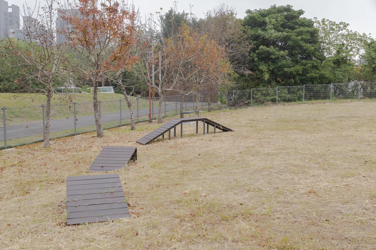 新竹市寵物公園設置犬隻活動及訓練設施，提供毛小孩奔跑、遊戲的專屬空間。（新竹市政府提供）