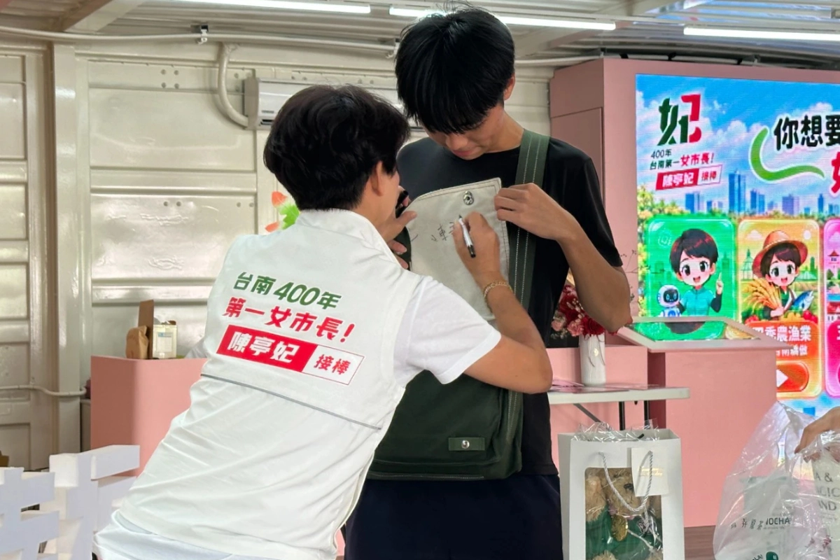 陳亭妃在永康區競總吸引台南一中高二男粉前來朝聖要簽名。（胡宥心攝）