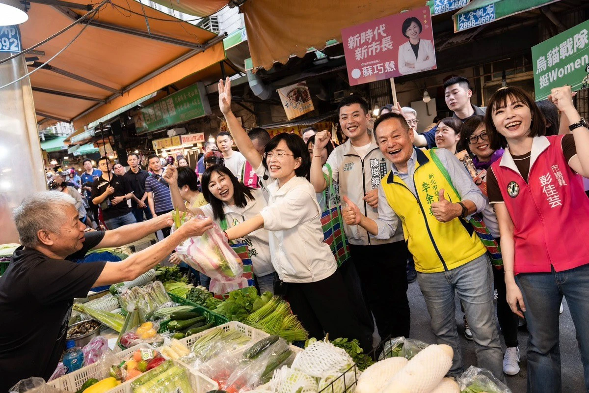 蘇巧慧前進蘆洲黃昏市場　攤商熱情擋不住