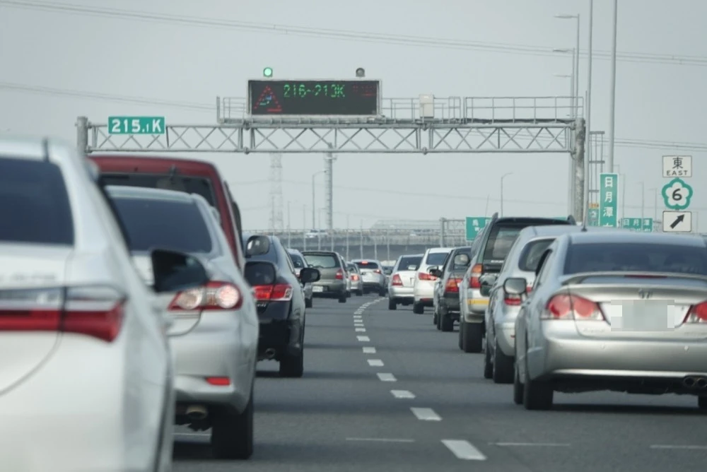 中秋連假首日大塞車　國1「堤頂-汐止」、國3「安坑-新店」紫爆