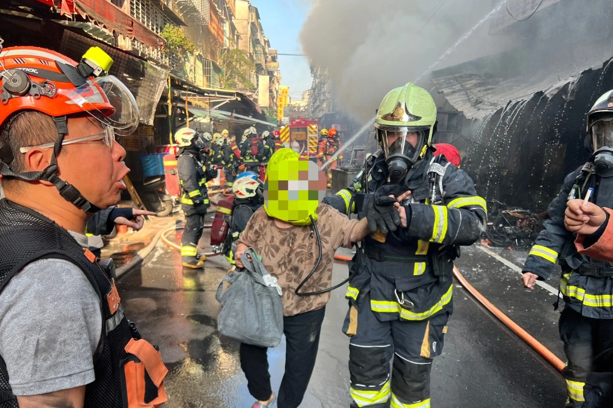 中秋連假首日清晨新北大火　連燒2棟、14人送醫