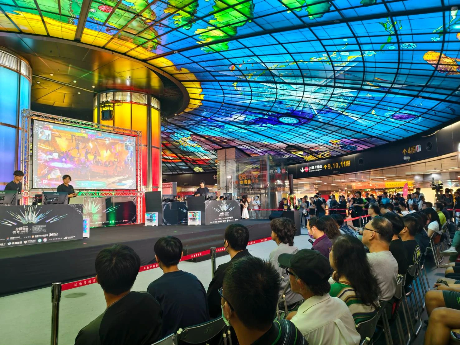 圖5. 第六屆「全國電競青年錦標賽 × KAOHSIUNG ESPORTS SHOWDOWN」線下總決賽將於11月7日、8日於高雄捷運美麗島站「光之穹頂」舉行。圖為去年競賽現場吸引大批民眾觀賽。