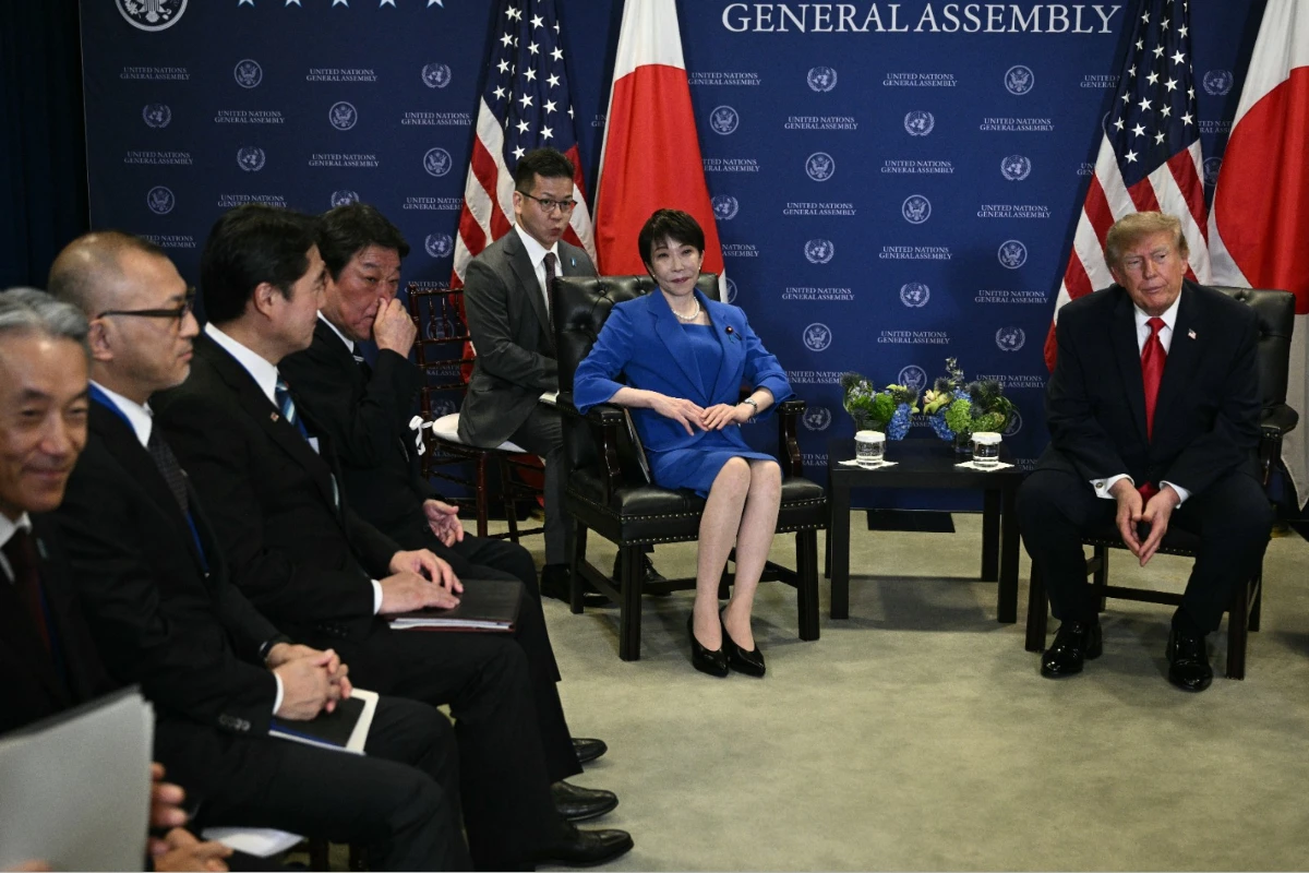 2026年9月22日，美國總統川普（右）聯合國大會場邊與日本首相高市早苗會面。（法新社）