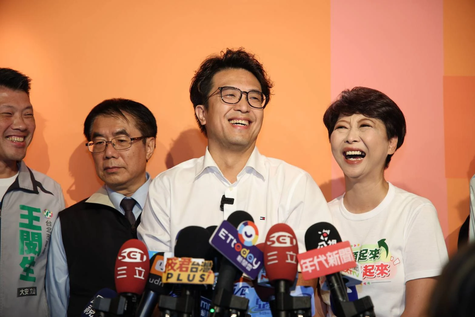 昔嫌台南食物太甜　沈伯洋站黃偉哲、陳亭妃中間笑喊「來和解的」