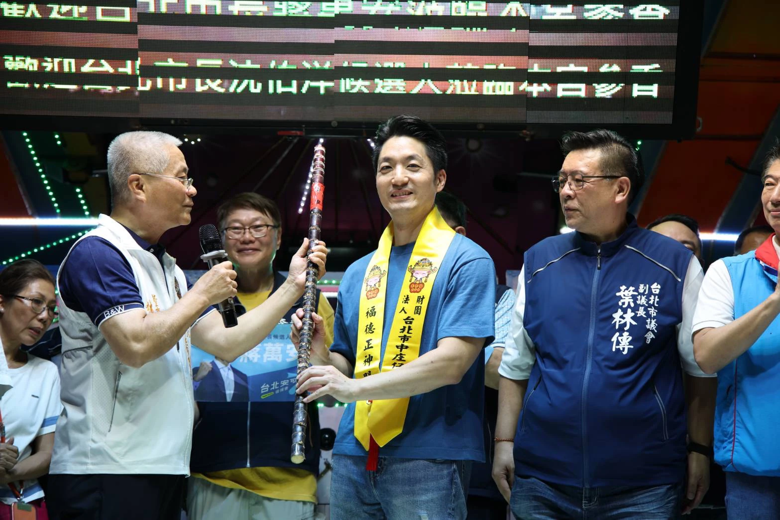 遭爆把福德宮董事長送的甘蔗棄置廟旁　蔣萬安緊急道歉