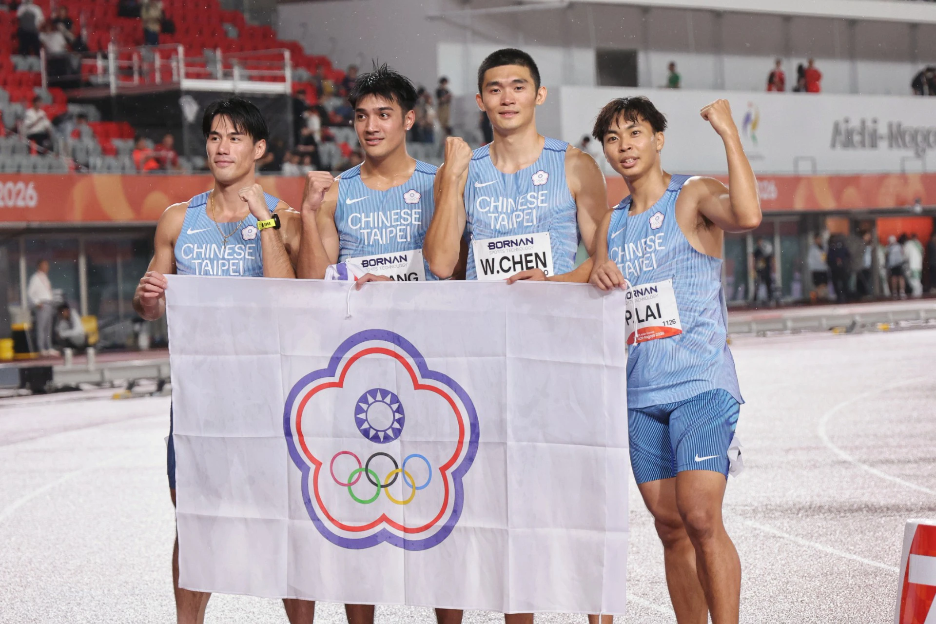 楊俊瀚(左起)、黃左軍、陳玟溥、賴柏翔成為「新接力F4」,在名古屋亞運田徑男子400公尺接力賽決賽衝出破全國紀錄38秒32,拿下銀牌。(代表團提供)