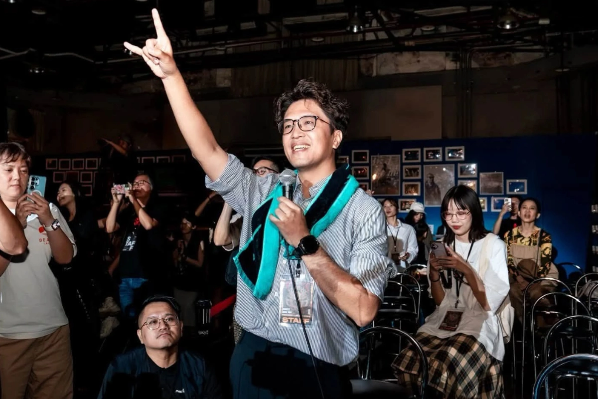 沈伯洋中秋夜化身「聽團仔」現身Legacy　感性致詞惹主唱落淚
