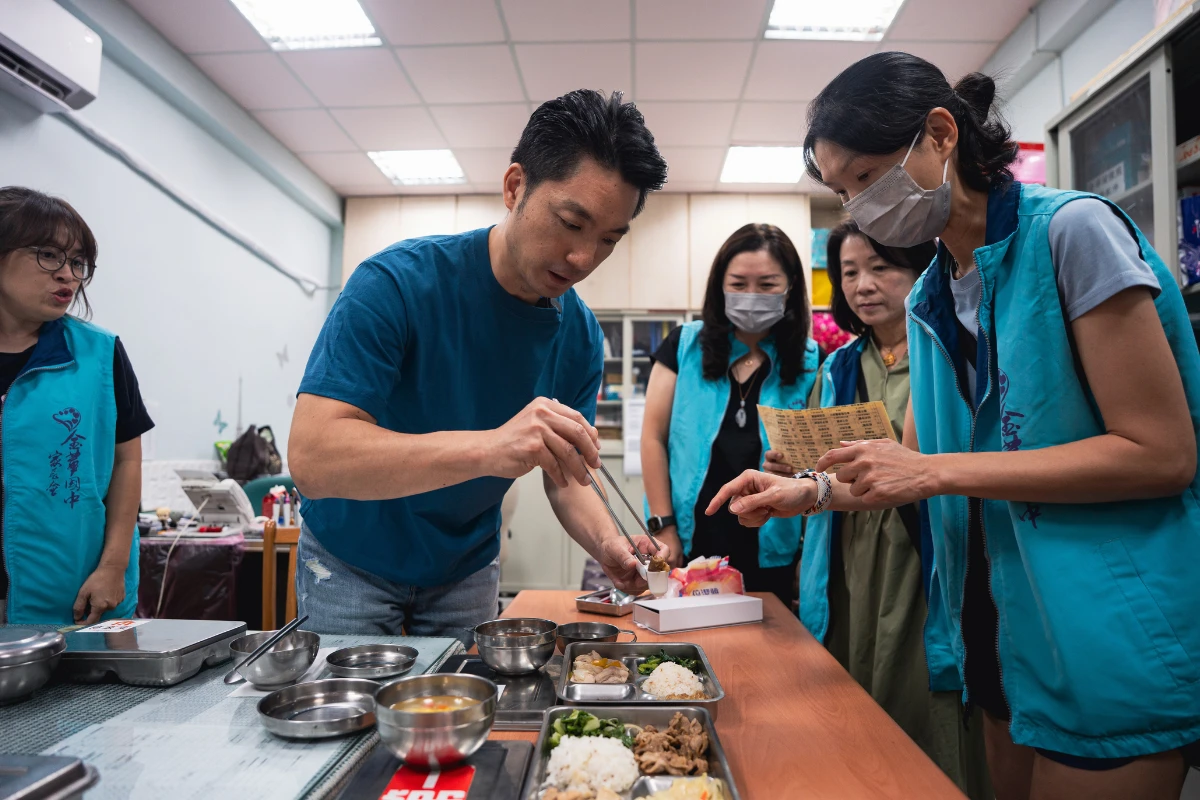 營養午餐爭議延燒　蔣萬安赴金華國中親測午餐鹹度