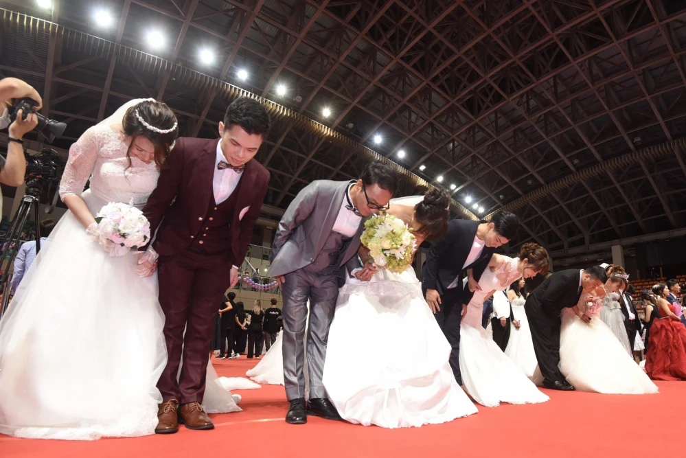新人大紅包！10/1起婚假增至14天 　「多放6天」工資政府全包了