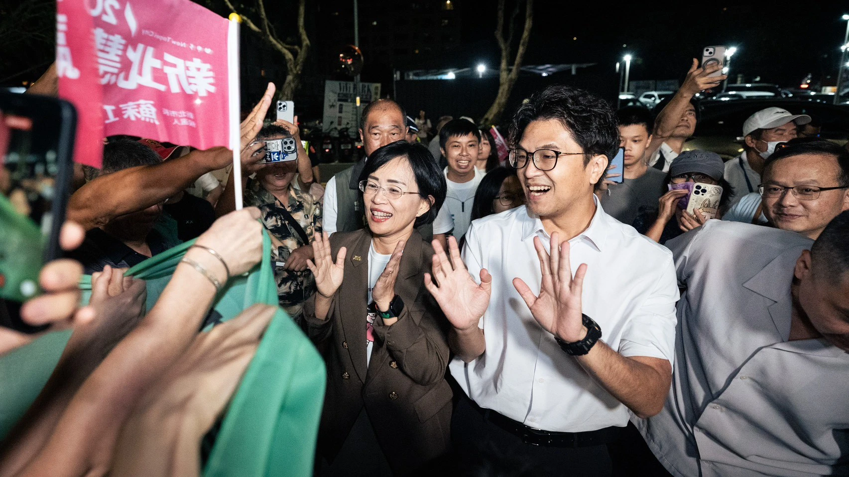 蘇巧慧、沈伯洋合體受訪　現場飆破千人迎接、50公尺走逾10分鐘