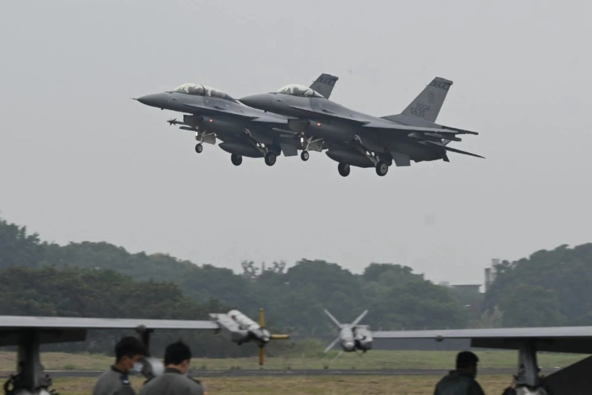 若把F16V機隊配上F15EX機隊，這樣的配置，能大幅增加滯空時間與作戰半徑，並減少空中加油次數，或者不需要另外的加油機，就變成了一個飛航距離可長可遠的戰機部隊。