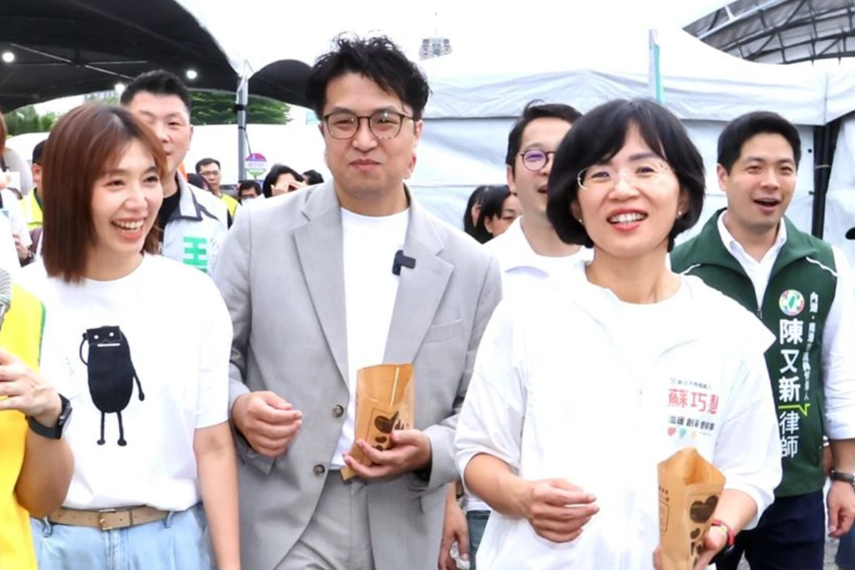 沈伯洋（前中）與蘇巧慧（前右）相識許久，打起選戰也合作無間。（資料照片／王侑聖攝）