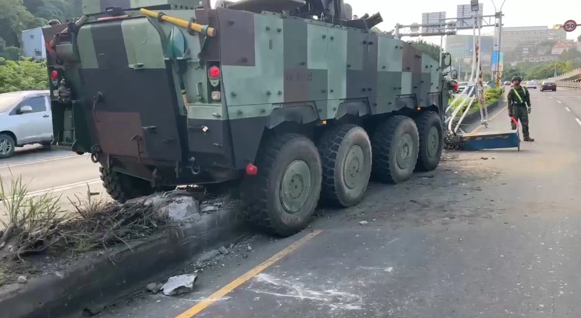 陸軍雲豹甲車出事了！清晨撞斷燈桿卡分隔島　疑座椅突下沉釀禍