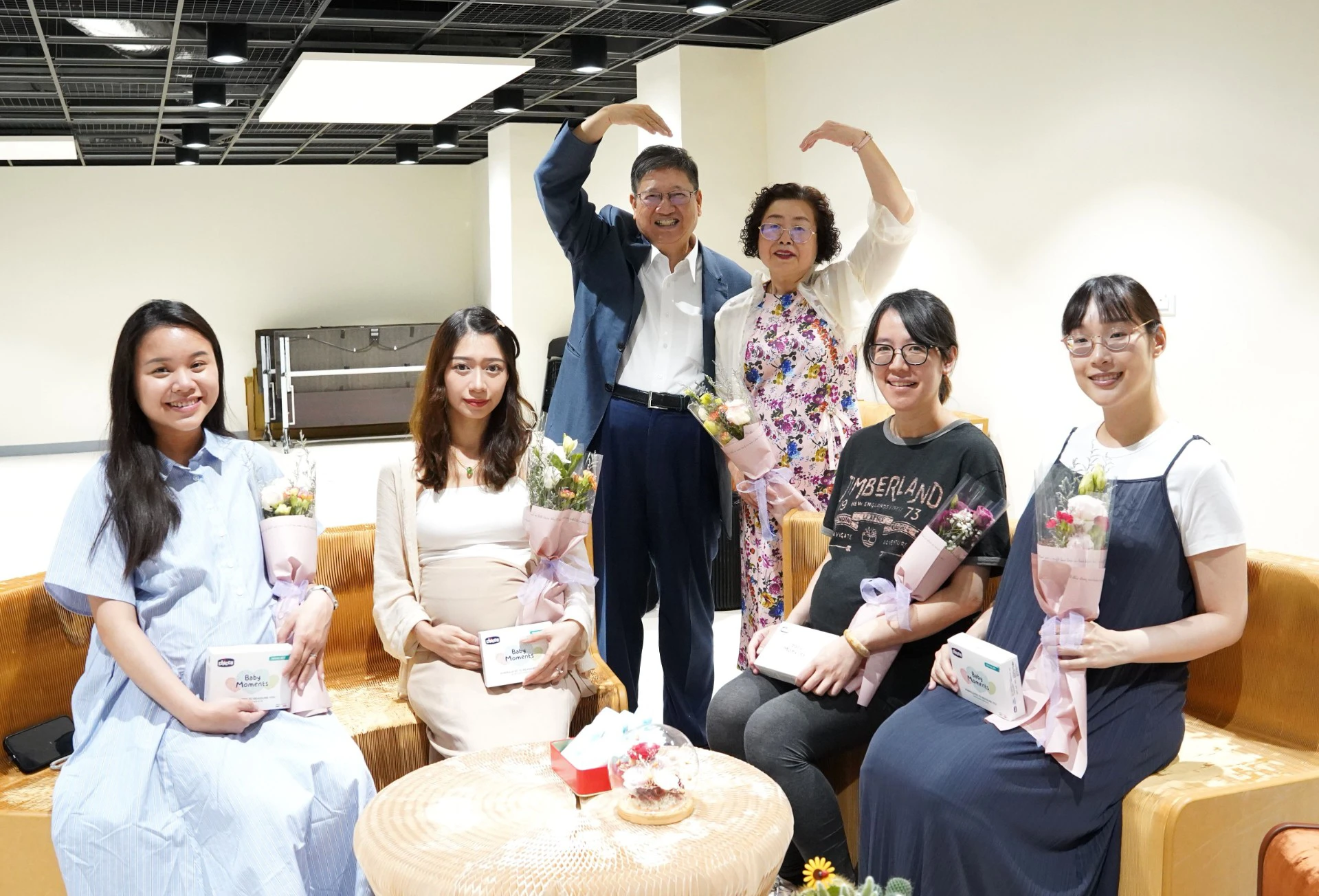 新竹縣政府將生育支持向前延伸至懷孕階段，盼從孕期、生產到後續育兒，提供家庭更完整的支持；圖為楊文科去年與縣府準媽媽合影。（新竹縣政府提供）