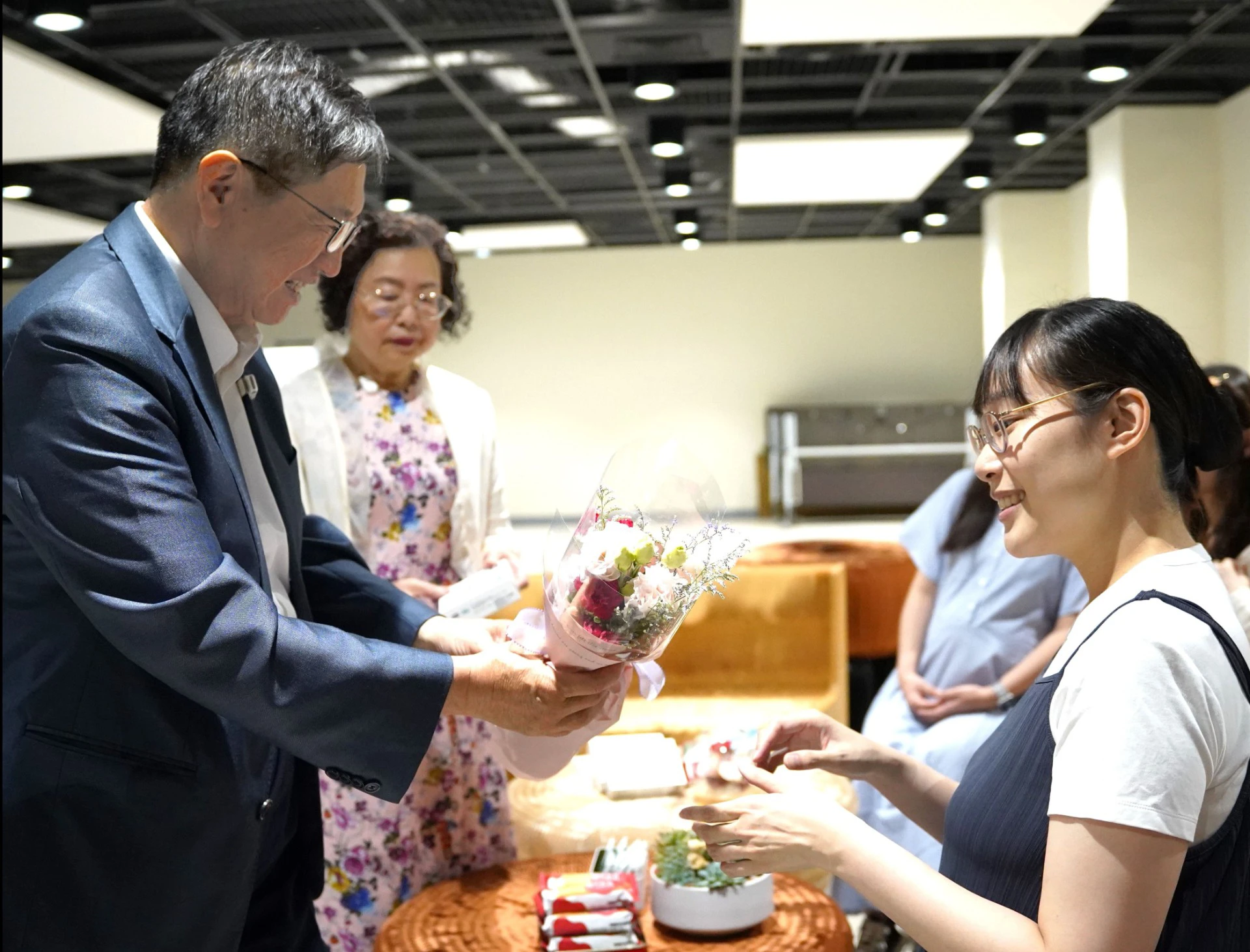 新竹縣持續完善孕產及育兒支持措施，將照顧從孩子出生後進一步延伸至懷孕階段；圖為楊文科去年母親節前夕致贈康乃馨給縣府準媽媽。（新竹縣政府提供）