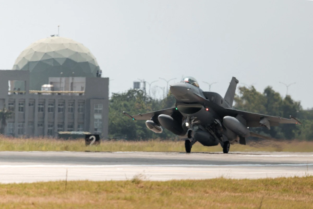 這一刻等待7年　2架全新F-16V Block 70降落台東志航基地