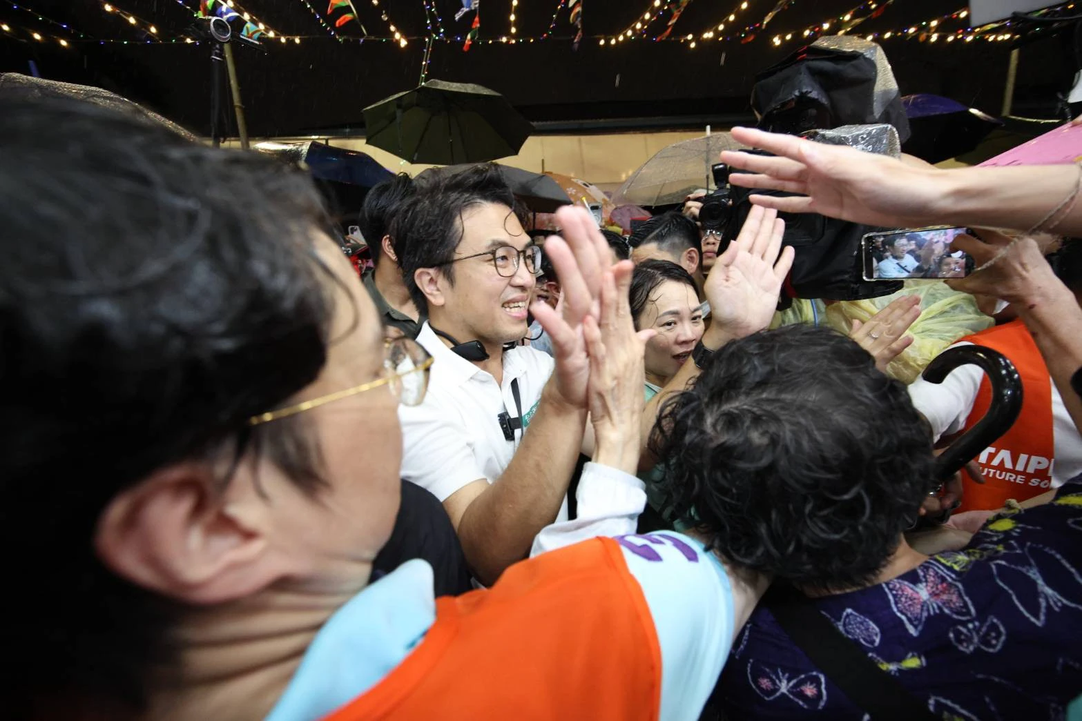 沈伯洋師大夜市掃街再掀「洋流」　商家驚呼：幾十年沒見過這種盛況