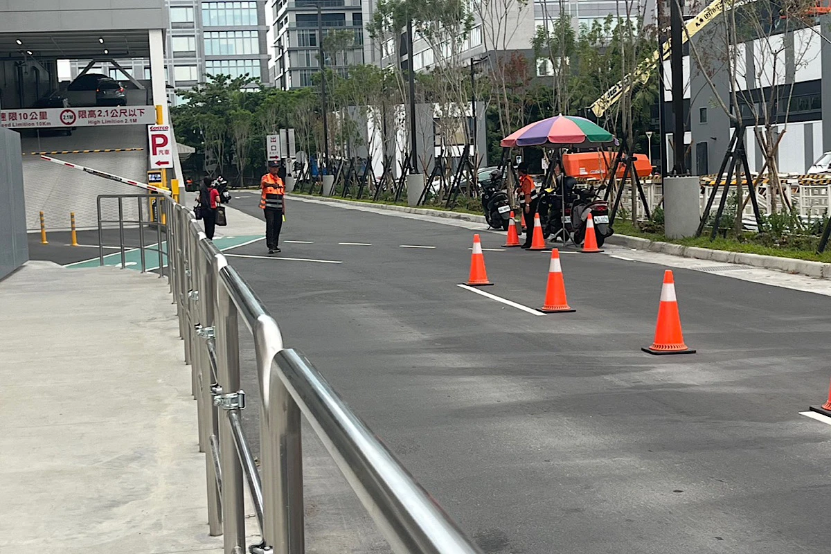 實測15分鐘僅2人搭！好市多接駁車空跑　義交守空路口挨批浪費