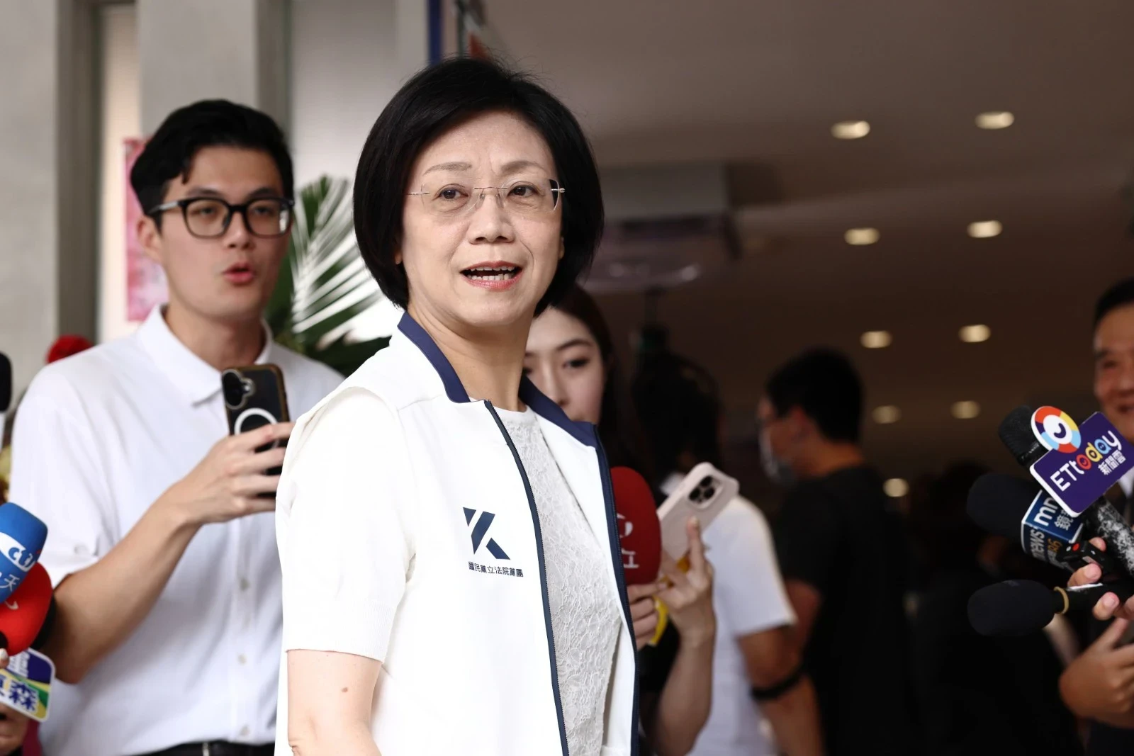 卓榮泰怨9月未領到薪水　翁曉玲怒譙：覺得委屈嗎？