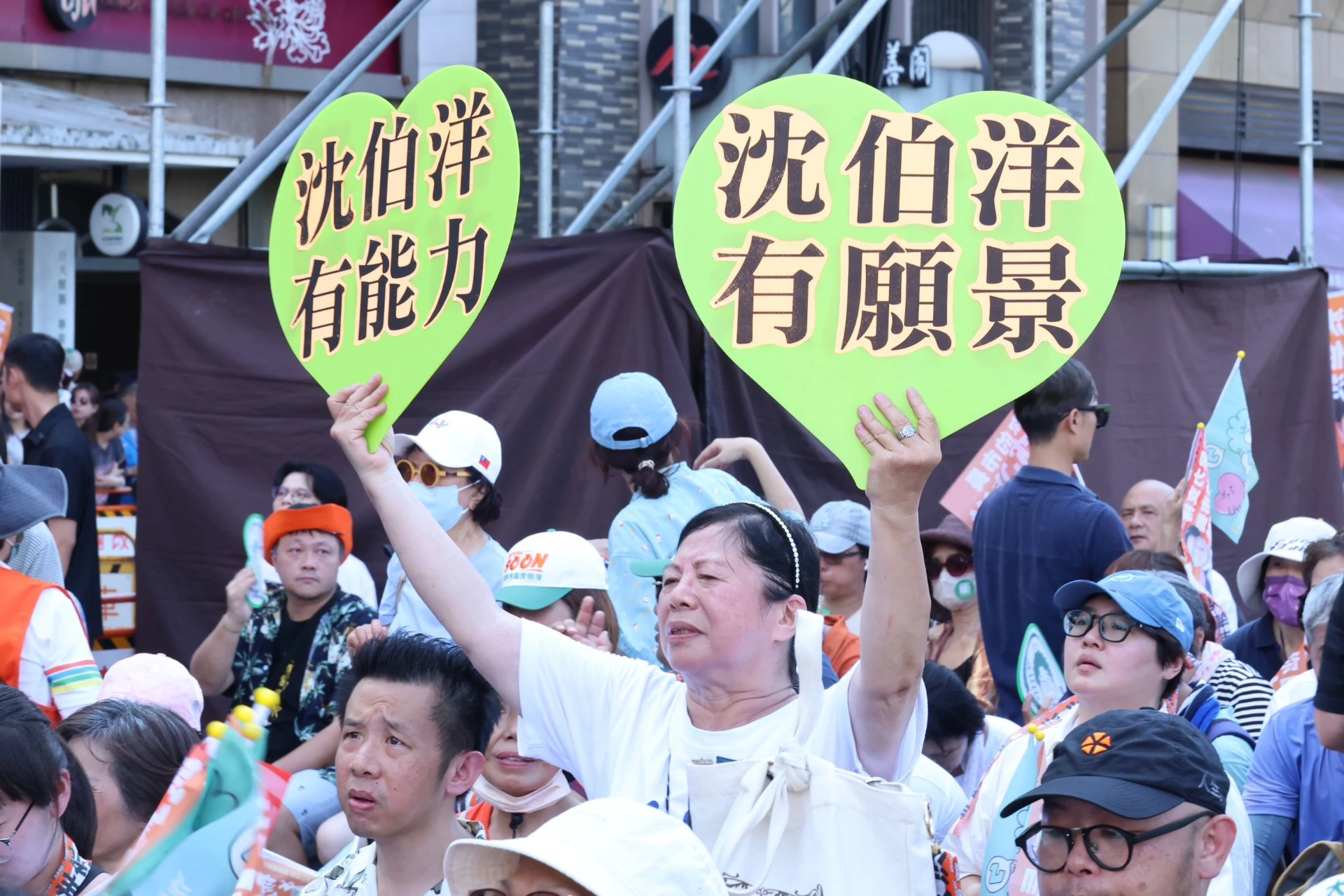 支持者熱情舉牌挺「洋流」。(王侑聖攝)
