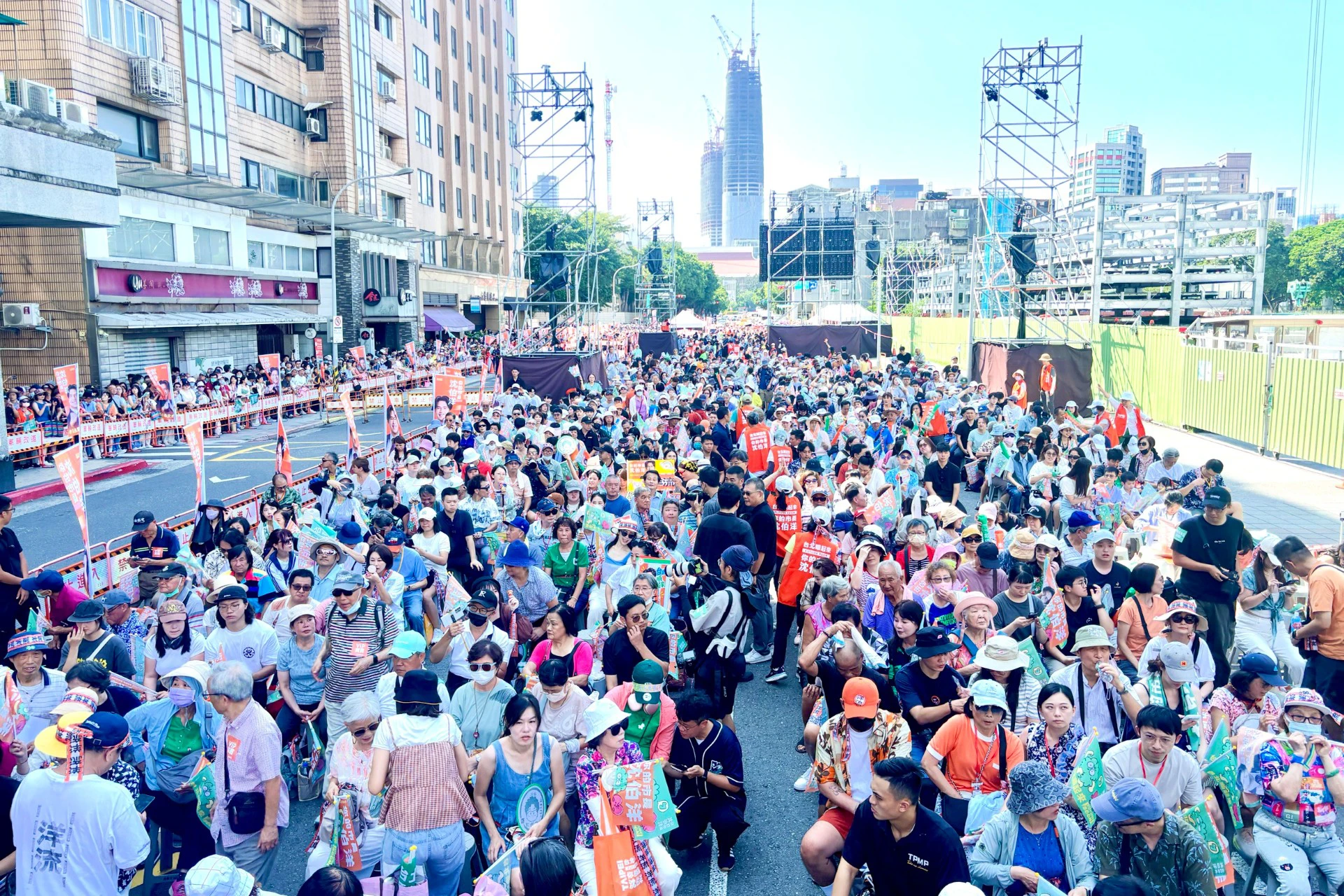 民進黨在北平東路上辦活動多年,人潮可以滿溢到中山北路上,甚至橫向的林森南路、華山草皮也都是滿滿擠不進會場的人潮。(王侑聖攝)