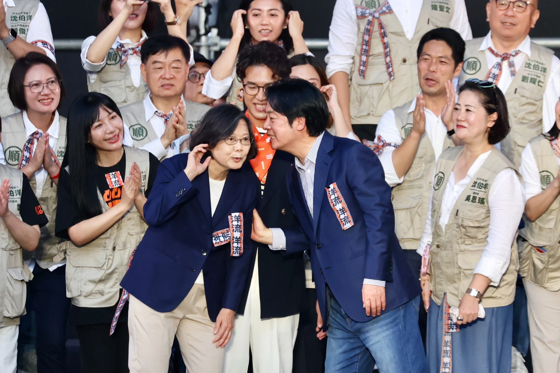 蔡英文驚喜現身,賴清德也到場相挺。(王侑聖攝)