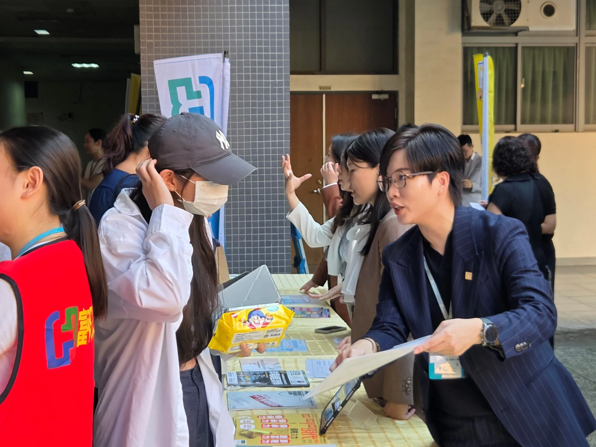 業務通路處、人力資源處及銀保法金處與學生進行職涯交流。(富邦人壽提供)