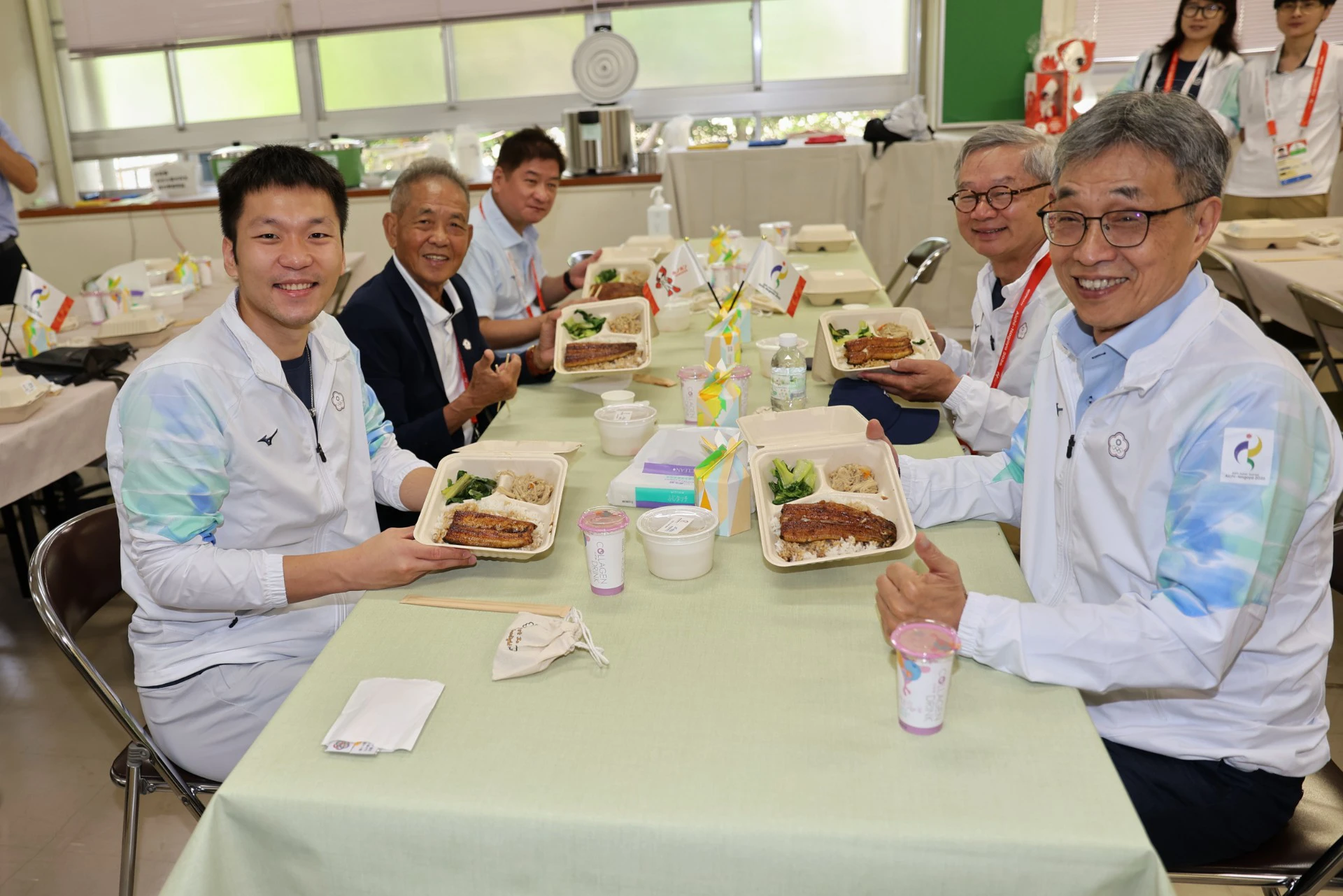 運動部部長李洋前往亞運中繼站視察,與選手及工作人員一同用餐,了解中華隊賽事期間的後勤補給情況。(代表團提供)