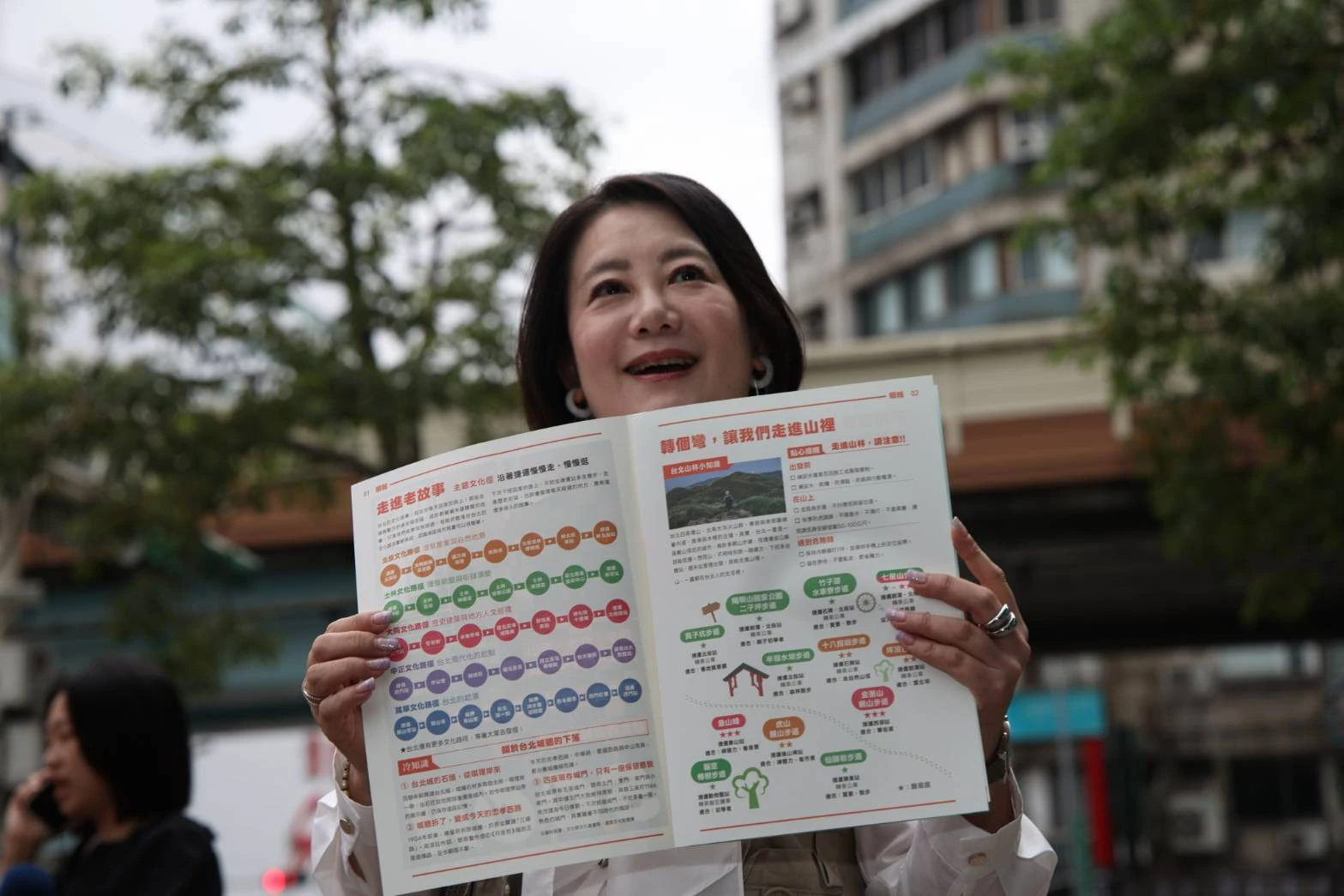 沈伯洋推出《順報》介紹台北文化徑、山林步道。(陳愷巨攝)