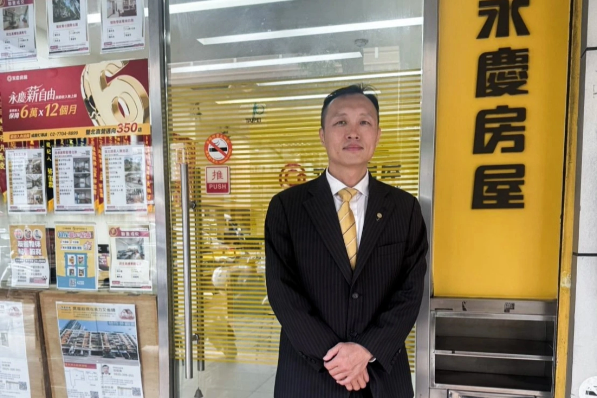 在永慶房屋服務26年的店長莊煜東，從第一線業務一路歷練至管理職，也親身感受到培訓制度、團隊合作與職涯發展所帶來的支持。（永慶房產集團提供）
